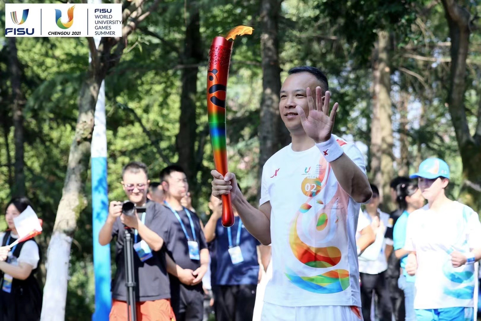 【企业新闻】喜迎大运盛会|来利国际AG旗舰厅药业工会主席林泽虹参与成都大运会火炬传递
